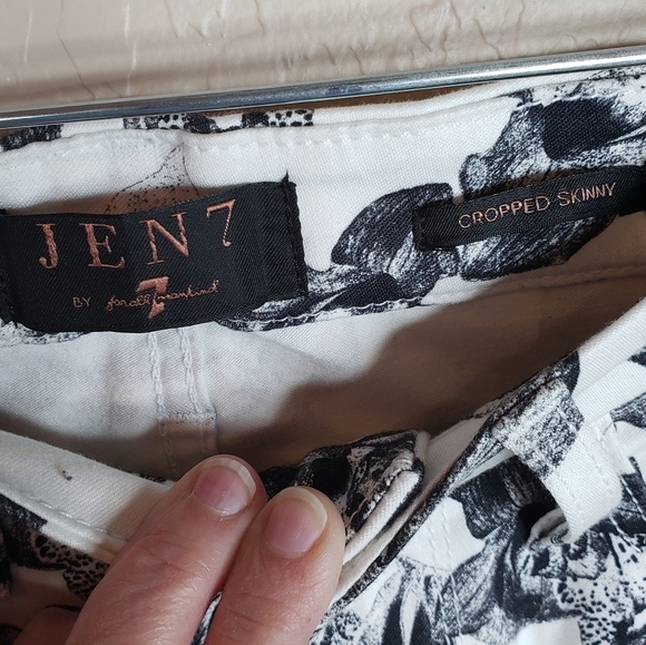 7 For All Man Kind Jen 7 White With Black Flowers Cropped Skinny Jean Sz 2 - Picture 7 of 11